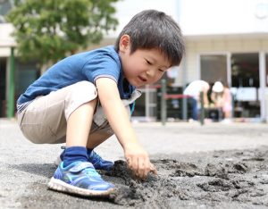 子ども達は水を流して遊ぶのが大好き!
